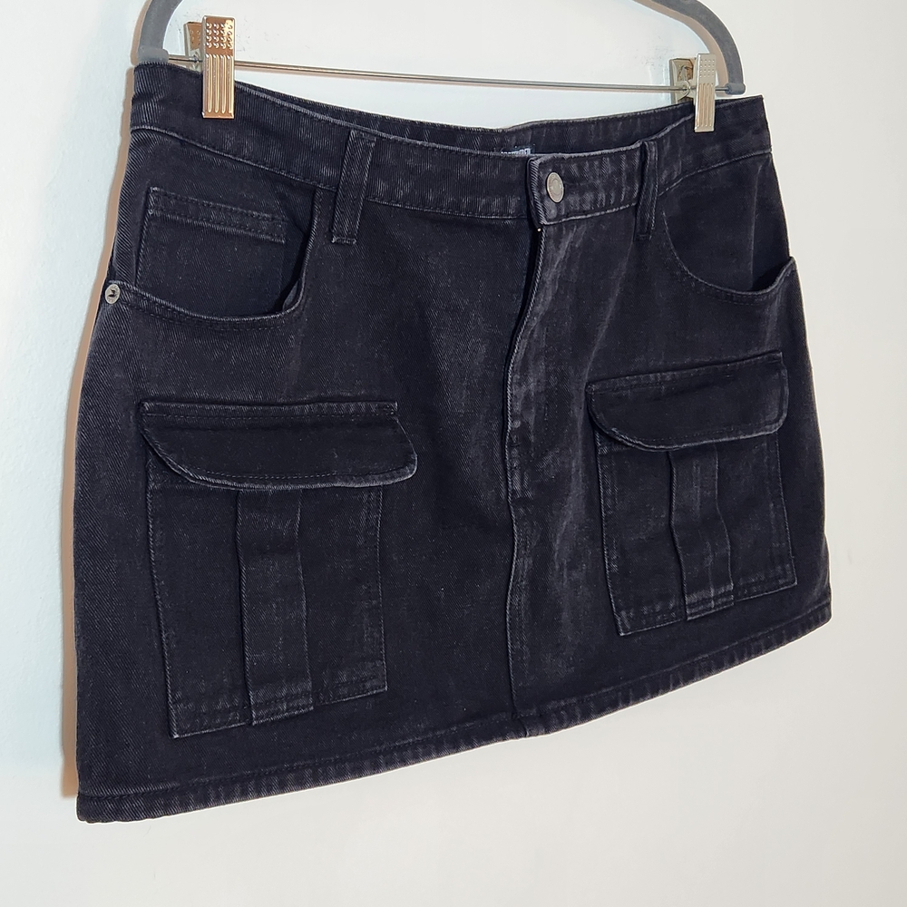 PrettyLittleThing Black Denim Cargo Mini Skirt Size 10 NWT - Picture 3 of 8